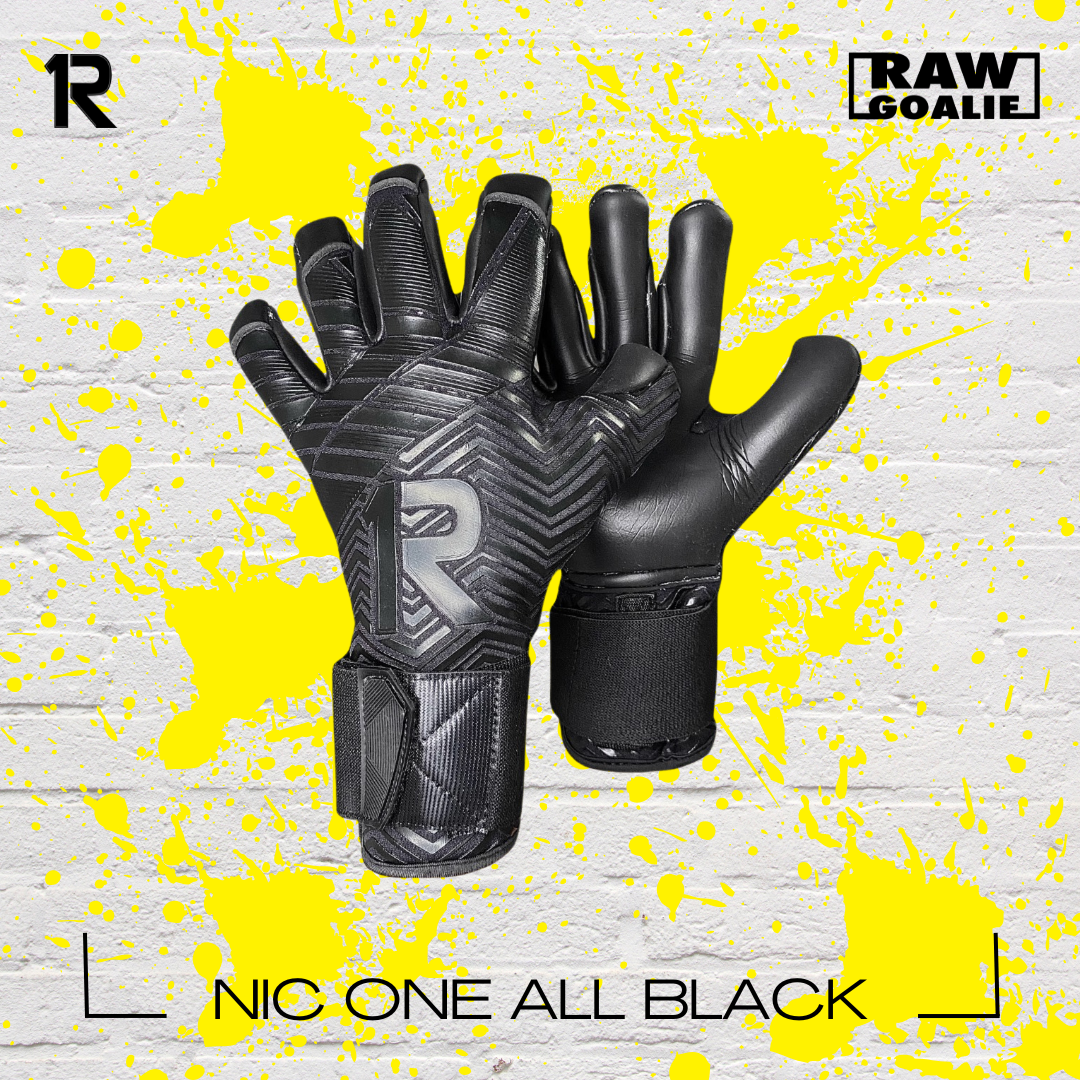 NIC ONE All Black 7° Generación | Guantes de arquero profesionales Raw Goalie | Látex Contact alemán 4 mm