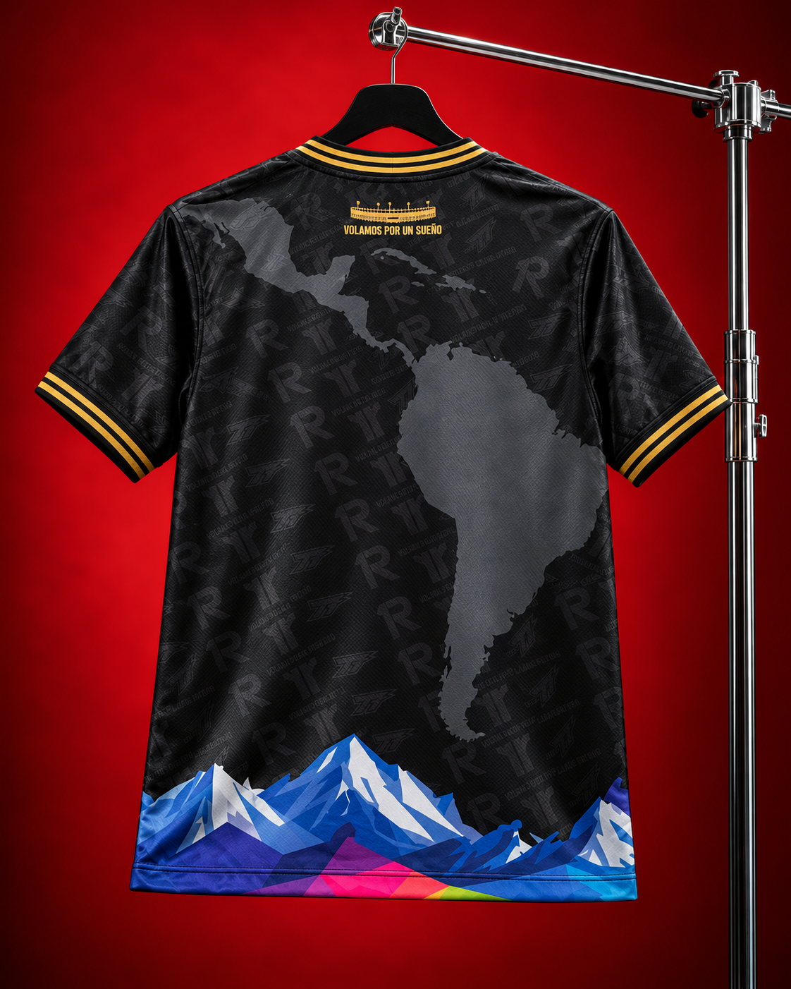 Espalda de la camiseta Tocada Tapada 4° Edición con mapa de Latinoamérica y cordillera