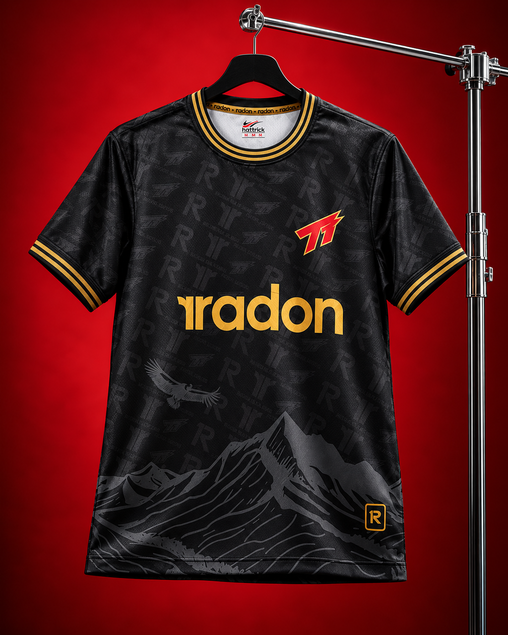 Camiseta retro Tocada Tapada 4° Edición Radon x Raw Goalie, vista frontal negra con detalles dorados