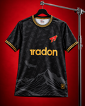 Camiseta retro Tocada Tapada 4° Edición Radon x Raw Goalie, vista frontal negra con detalles dorados