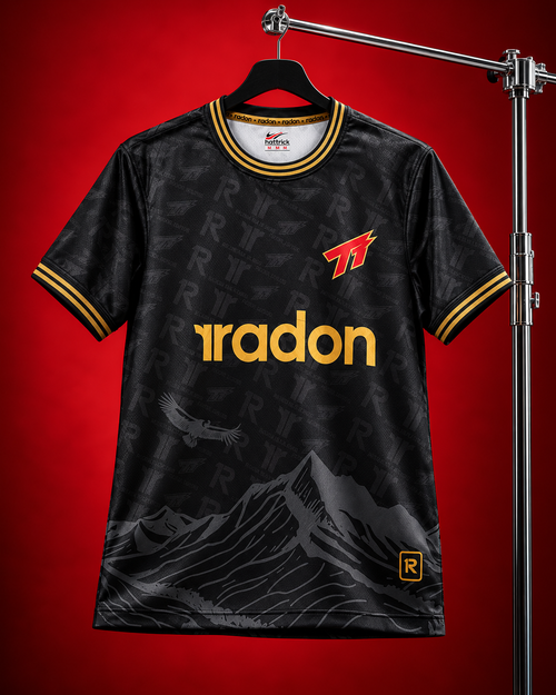 Camiseta retro Tocada Tapada 4° Edición Radon x Raw Goalie, vista frontal negra con detalles dorados