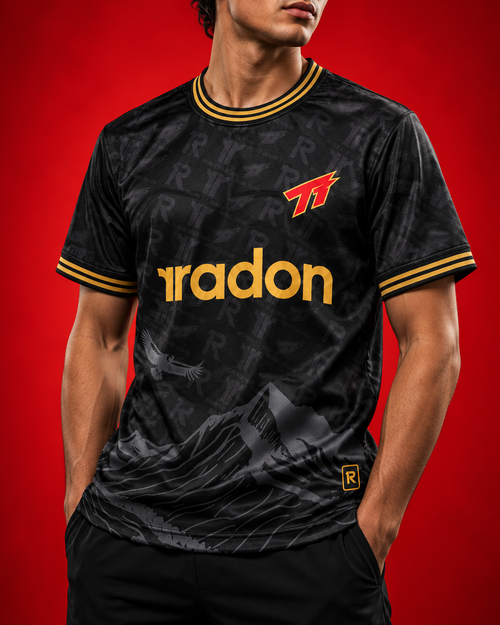 Arquero usando la camiseta retro Tocada Tapada 4° Edición Radon x Raw Goalie