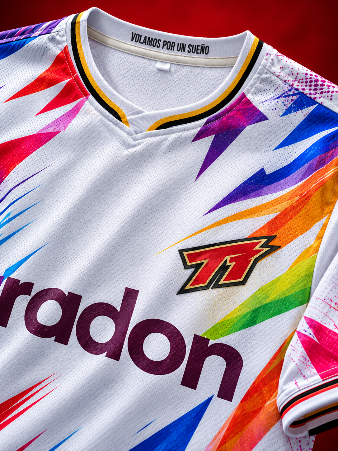 Detalle del cuello, escudo Tocada Tapada y logo Radon de la camiseta 5° Edición