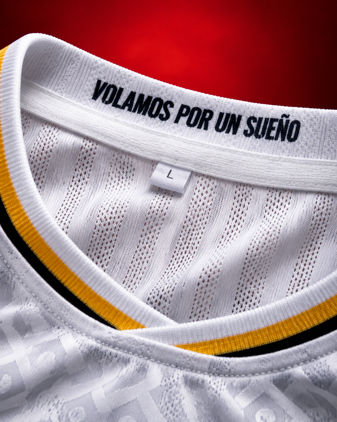 Interior del cuello con el lema "Volamos por un sueño" y etiqueta de talla