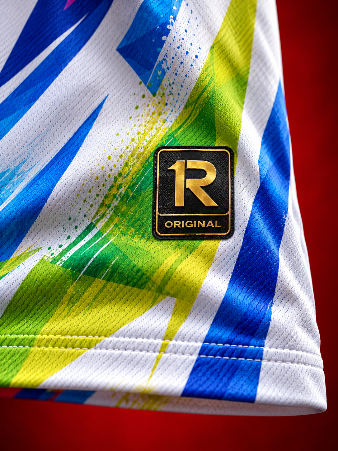 Detalle de la etiqueta Original en el dobladillo de la camiseta Tocada Tapada 5° Edición