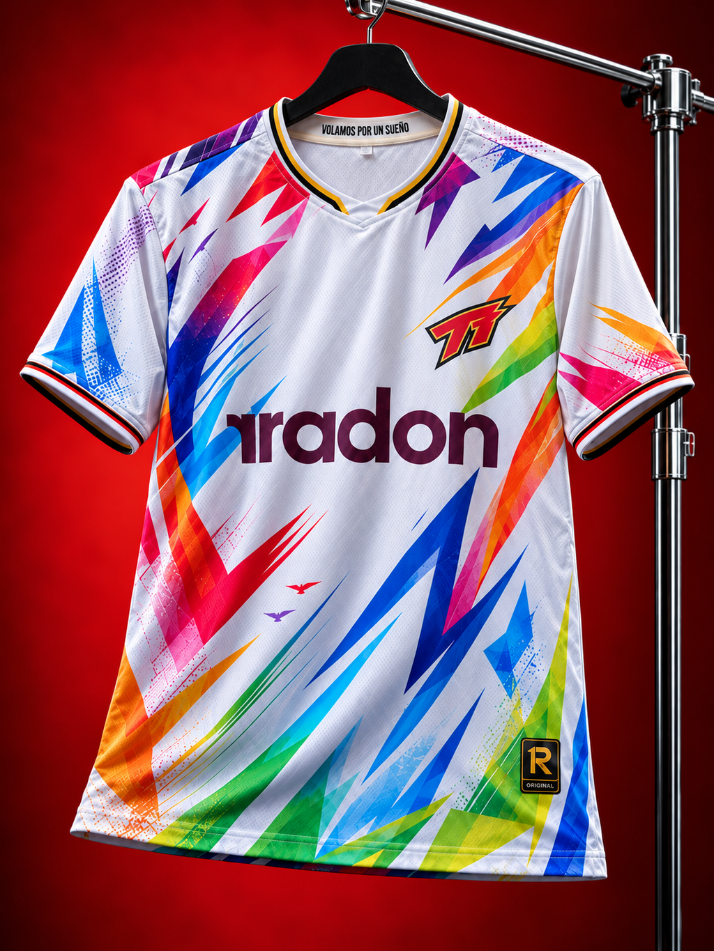 Camiseta retro Tocada Tapada 5° Edición Radon x Raw Goalie, vista frontal blanca con franjas de colores
