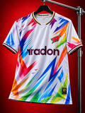 Camiseta retro Tocada Tapada 5° Edición Radon x Raw Goalie, vista frontal blanca con franjas de colores